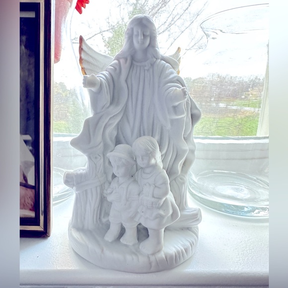 Ceramic Angel Figurine 7" with and Gold Trim around her Wings with two children - Picture 2 of 6